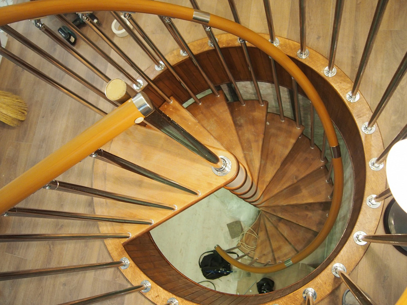Винтовая лестница Spiral Color. Производство Лестницы-просто.ру