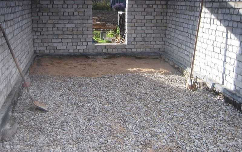 Как правильно залить пол гаража бетоном. Шаг 1. Подушка из щебня и песка